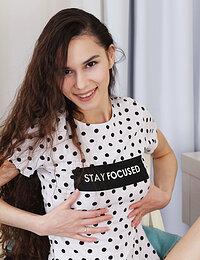 Long wavy haired teen showing pussy